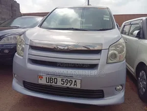 Toyota Noah 2.0 143hp AWD (8 Seater) 2010 Ivory
