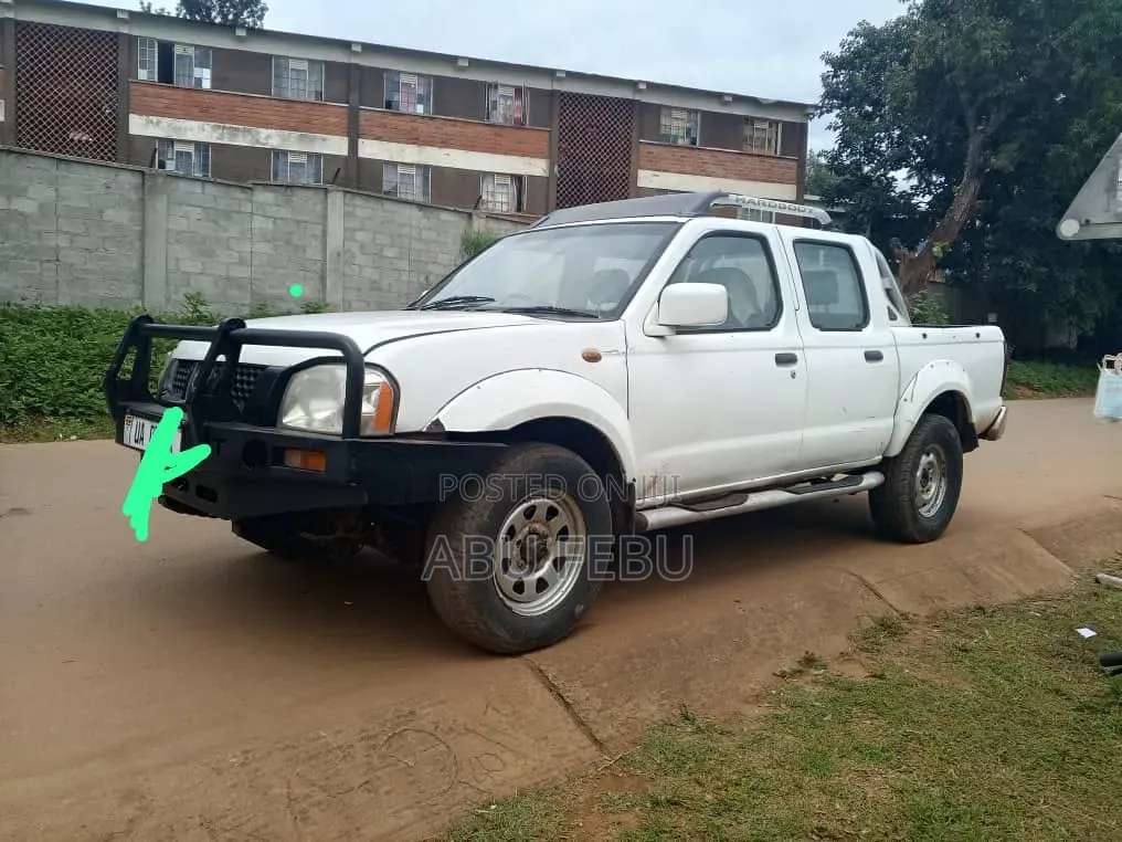Nissan Advan 2002 White