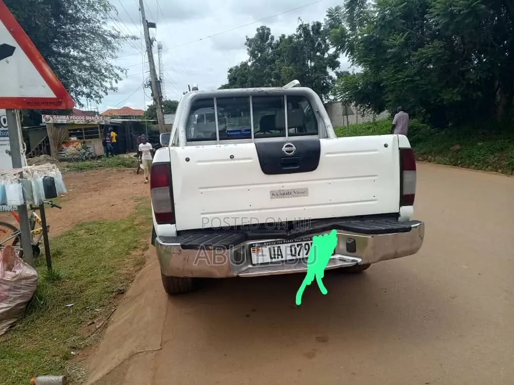 Nissan Advan 2002 White