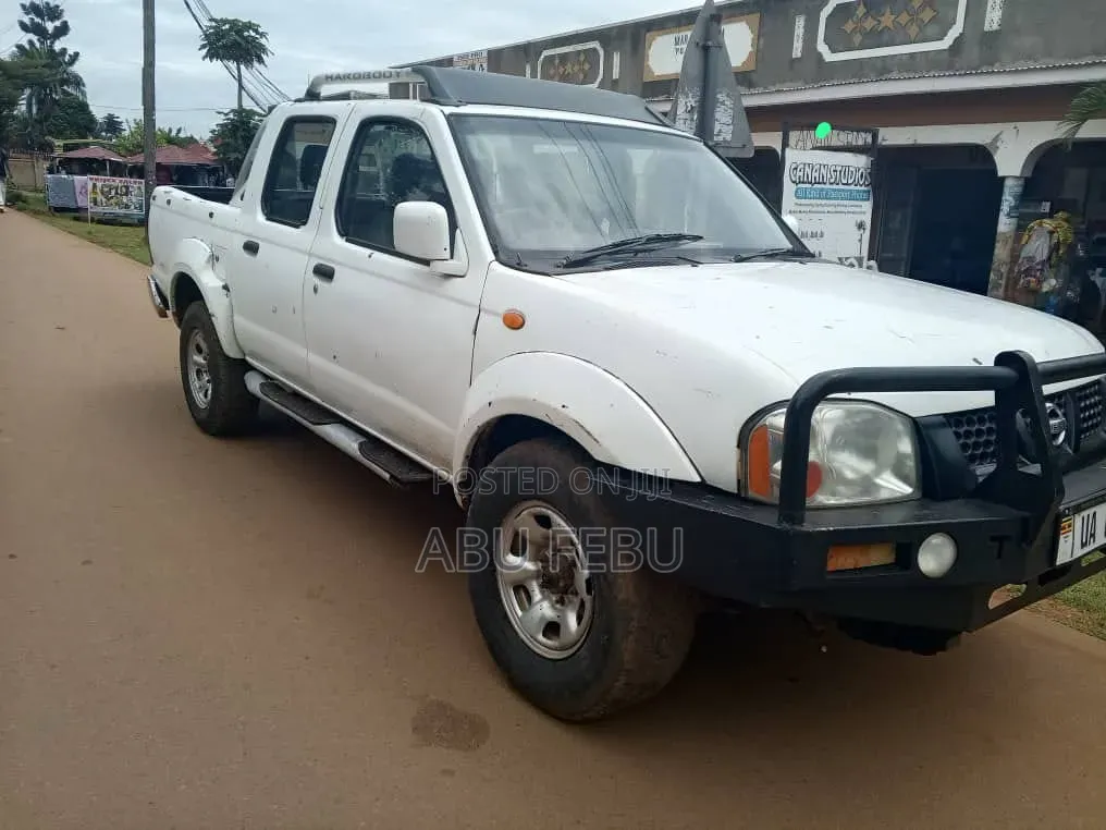 Nissan Advan 2002 White