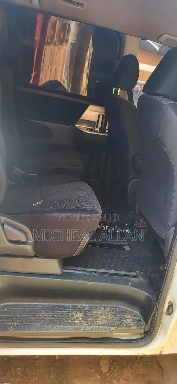 Toyota Noah 2013 Silver