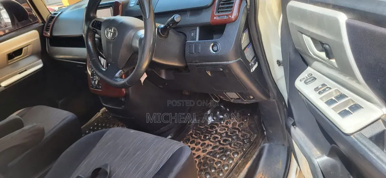 Toyota Noah 2013 Silver