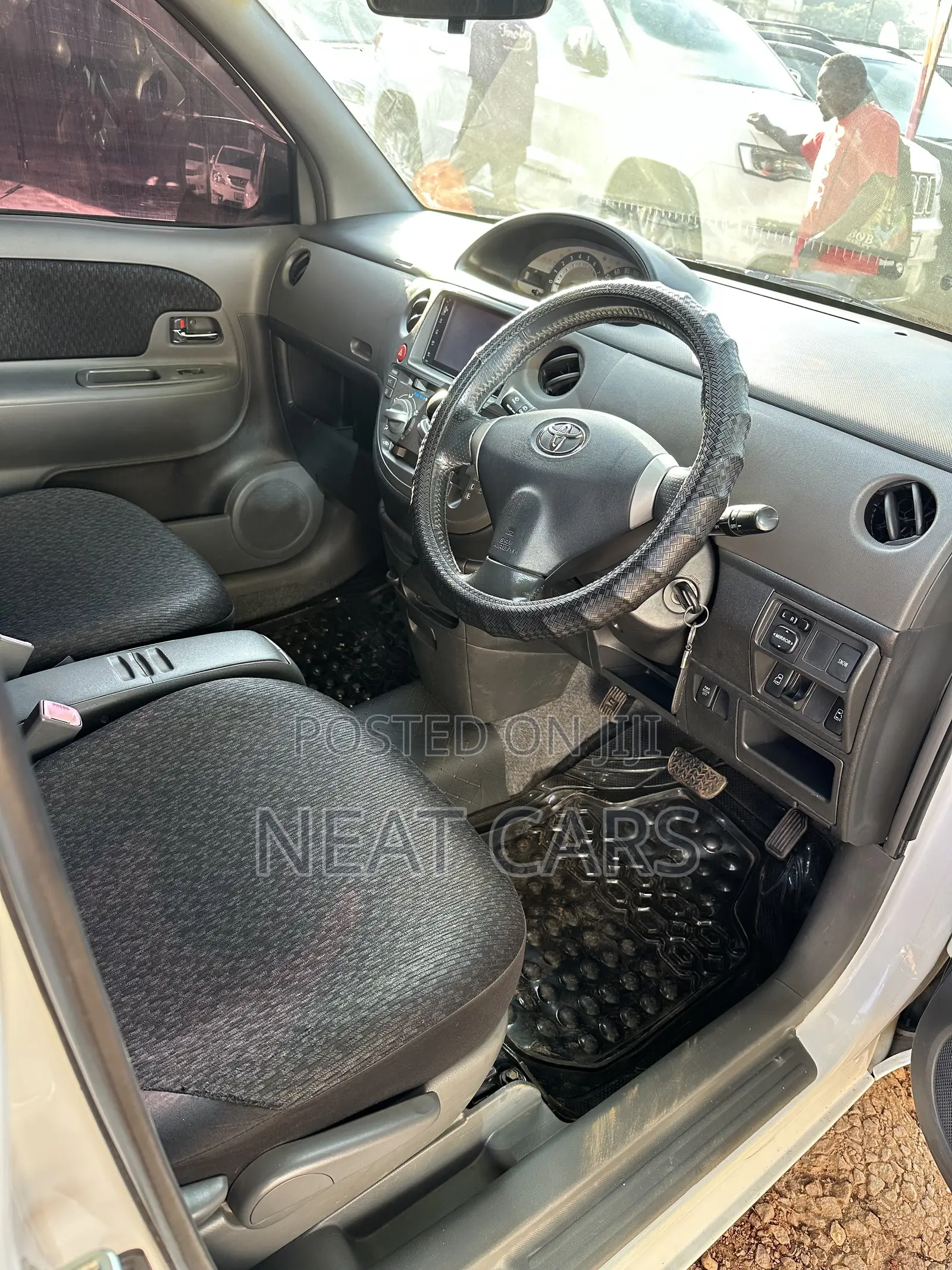 Toyota Sienta 2012 Pearl
