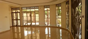 5bdrm Mansion in Makindye for rent