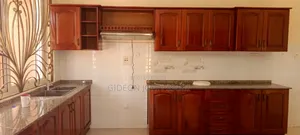 5bdrm Mansion in Makindye for rent