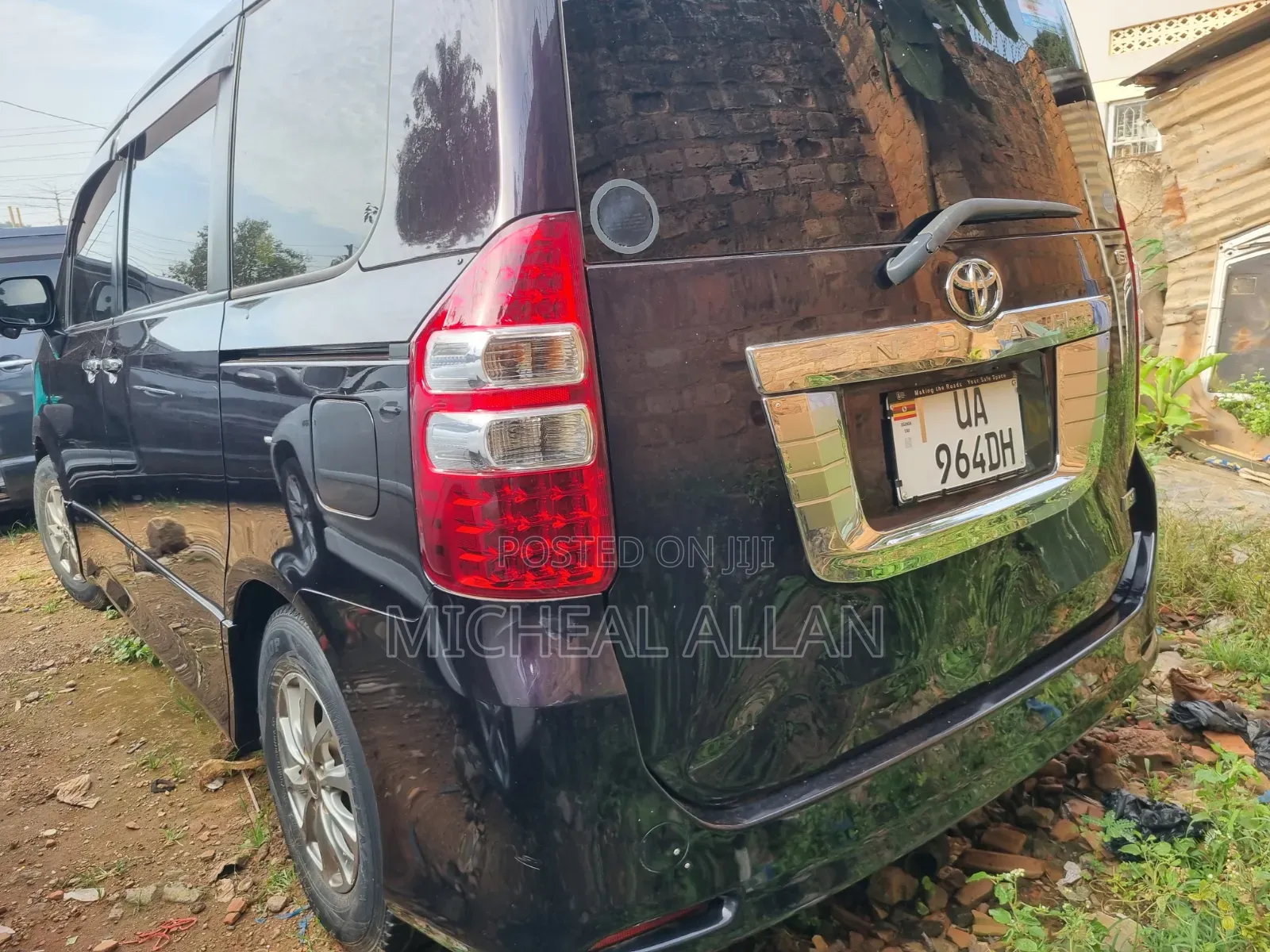 Toyota Noah 2013 Red