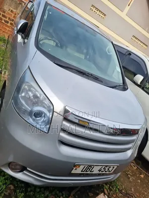 Toyota Noah 2009 Silver