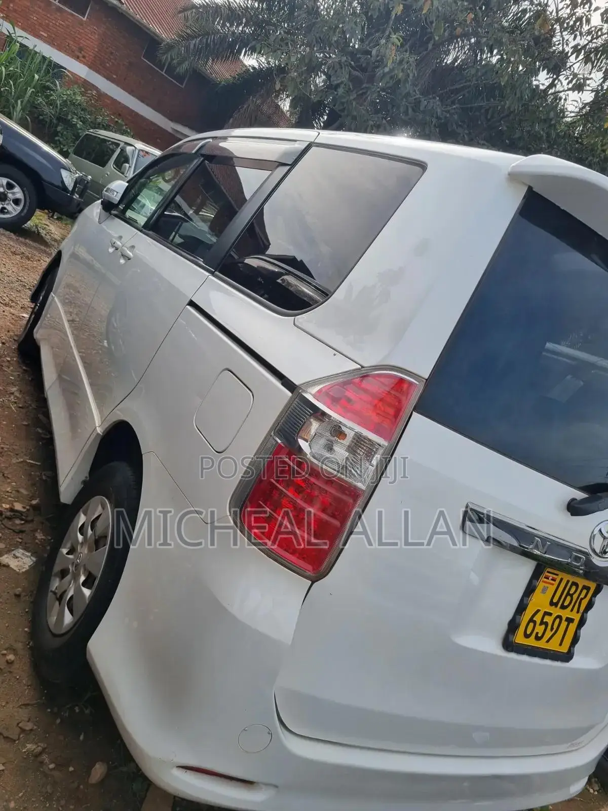 Toyota Noah 2011 White