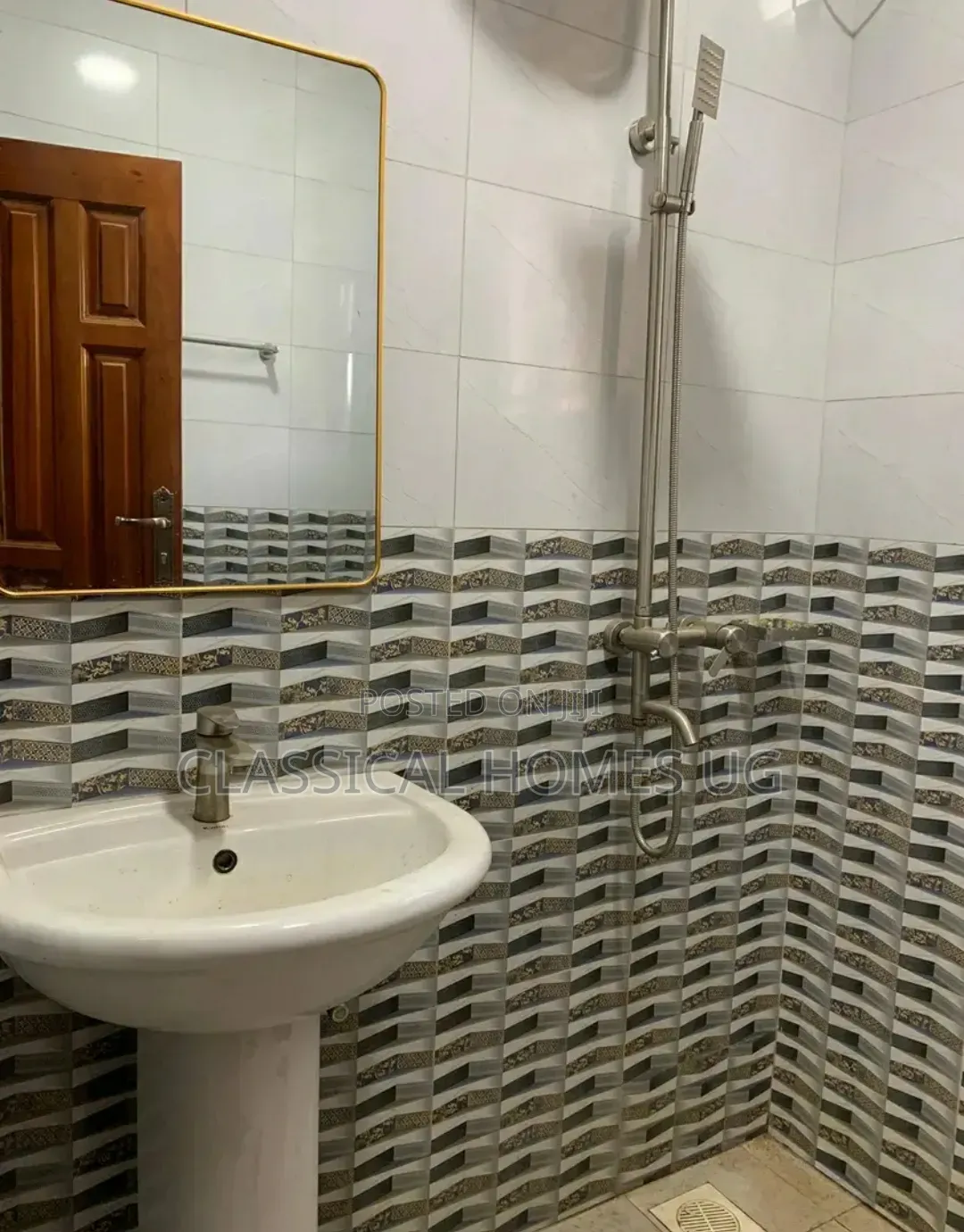 3bdrm Apartment in Mutundwe, Central Division for rent