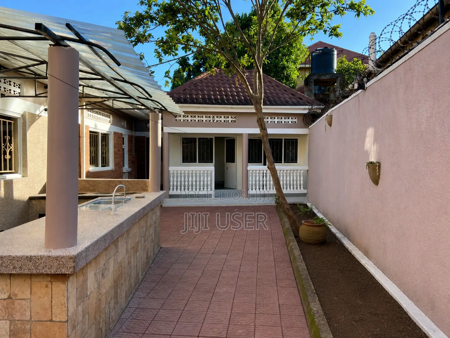 5bdrm House in Makindye for sale