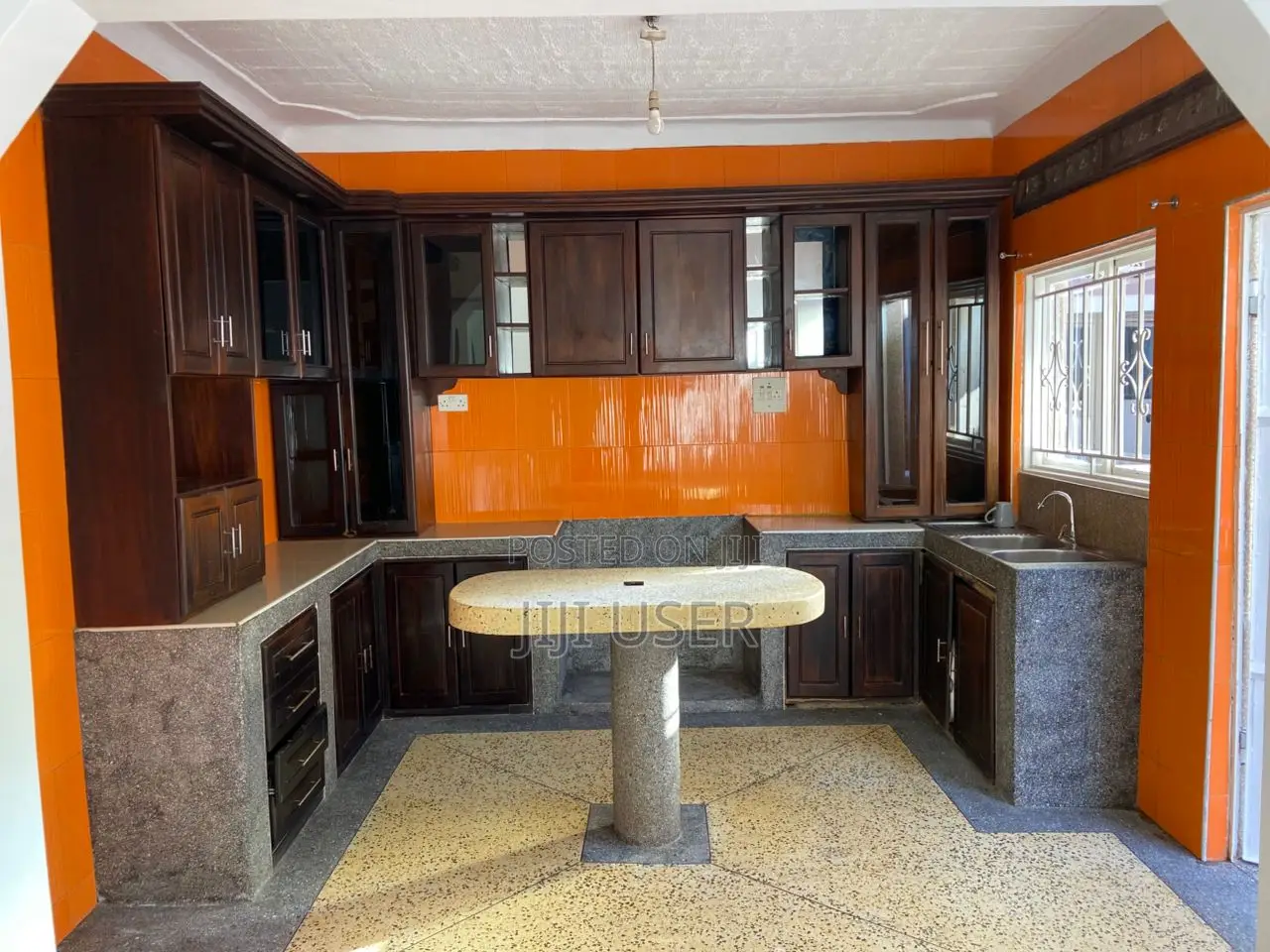 5bdrm House in Makindye for sale