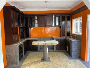 5bdrm House in Makindye for sale