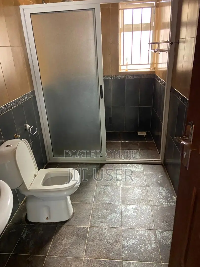 5bdrm House in Makindye for sale