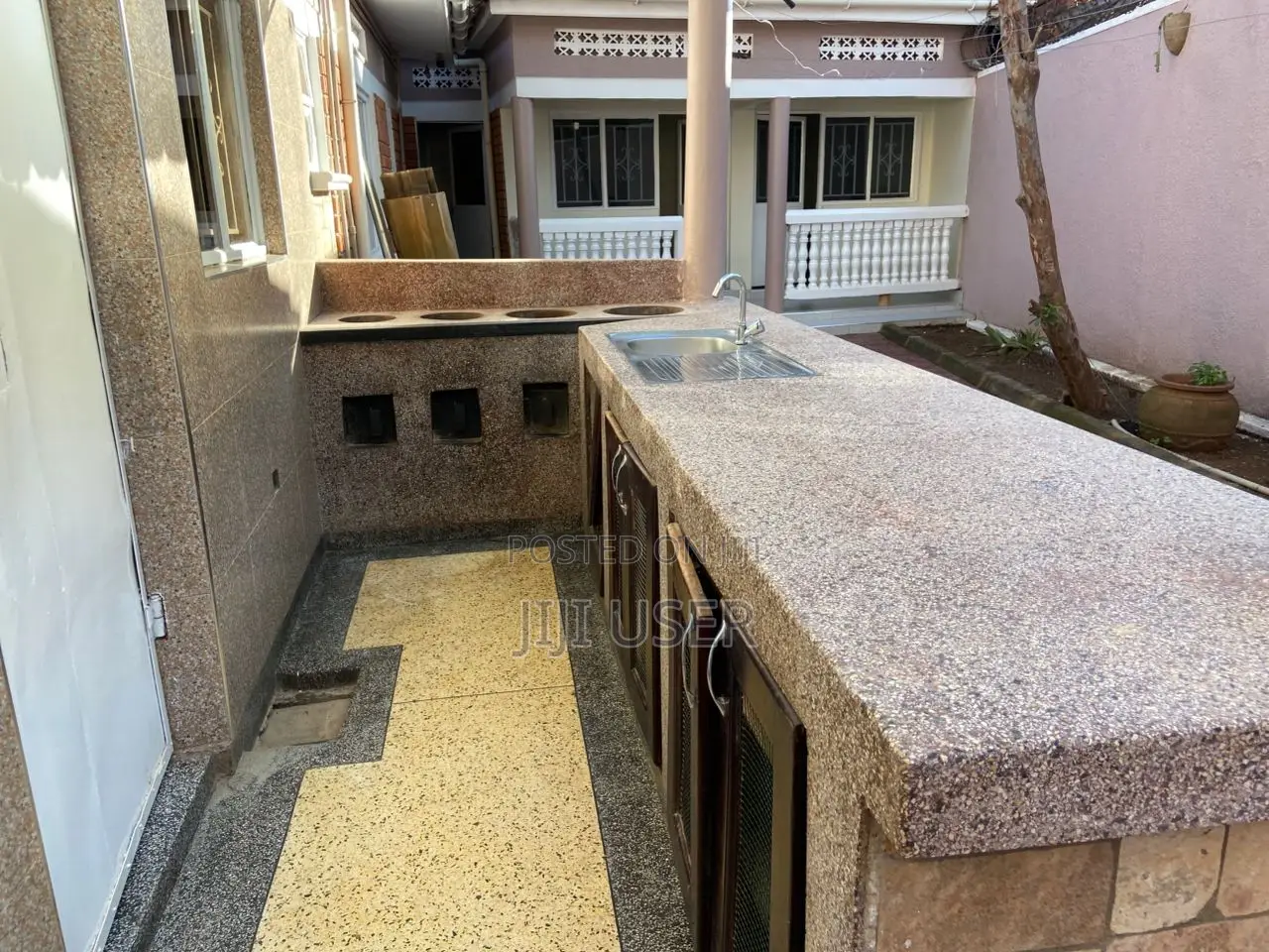 5bdrm House in Makindye for sale