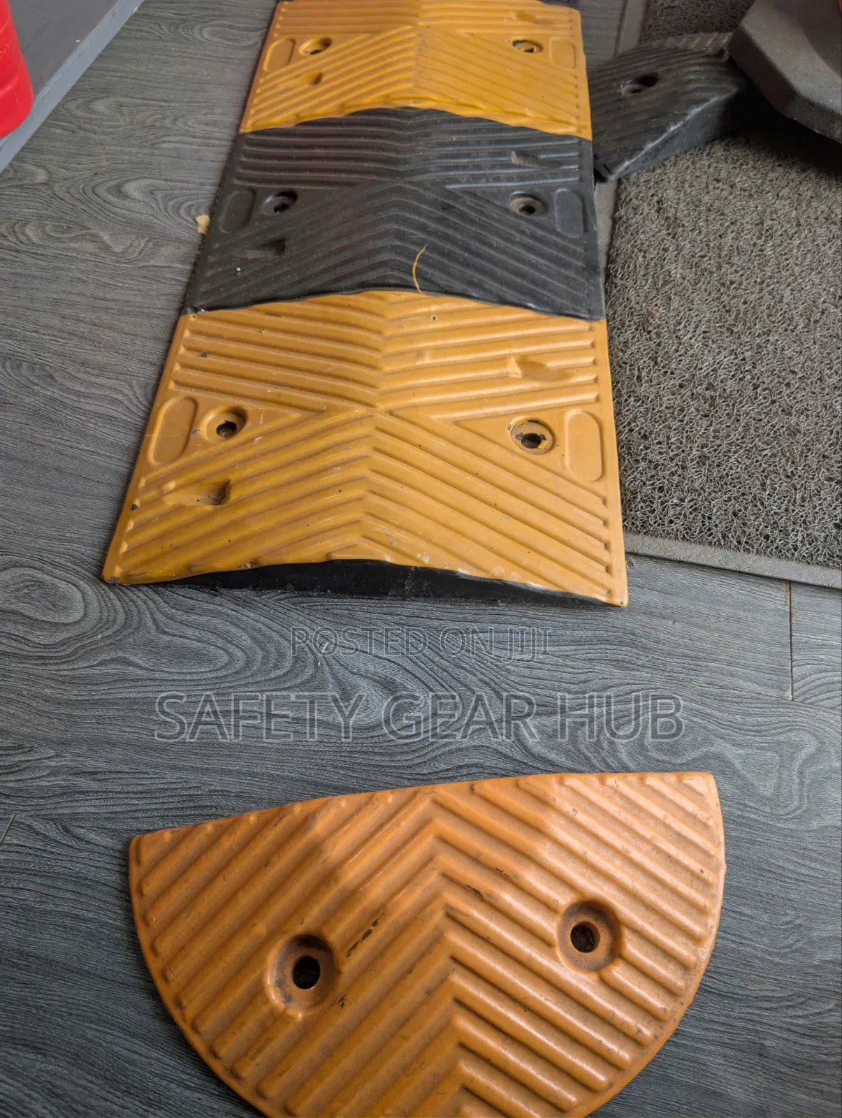 Industrial-grade Rubber Speed Bumps(1m Long)