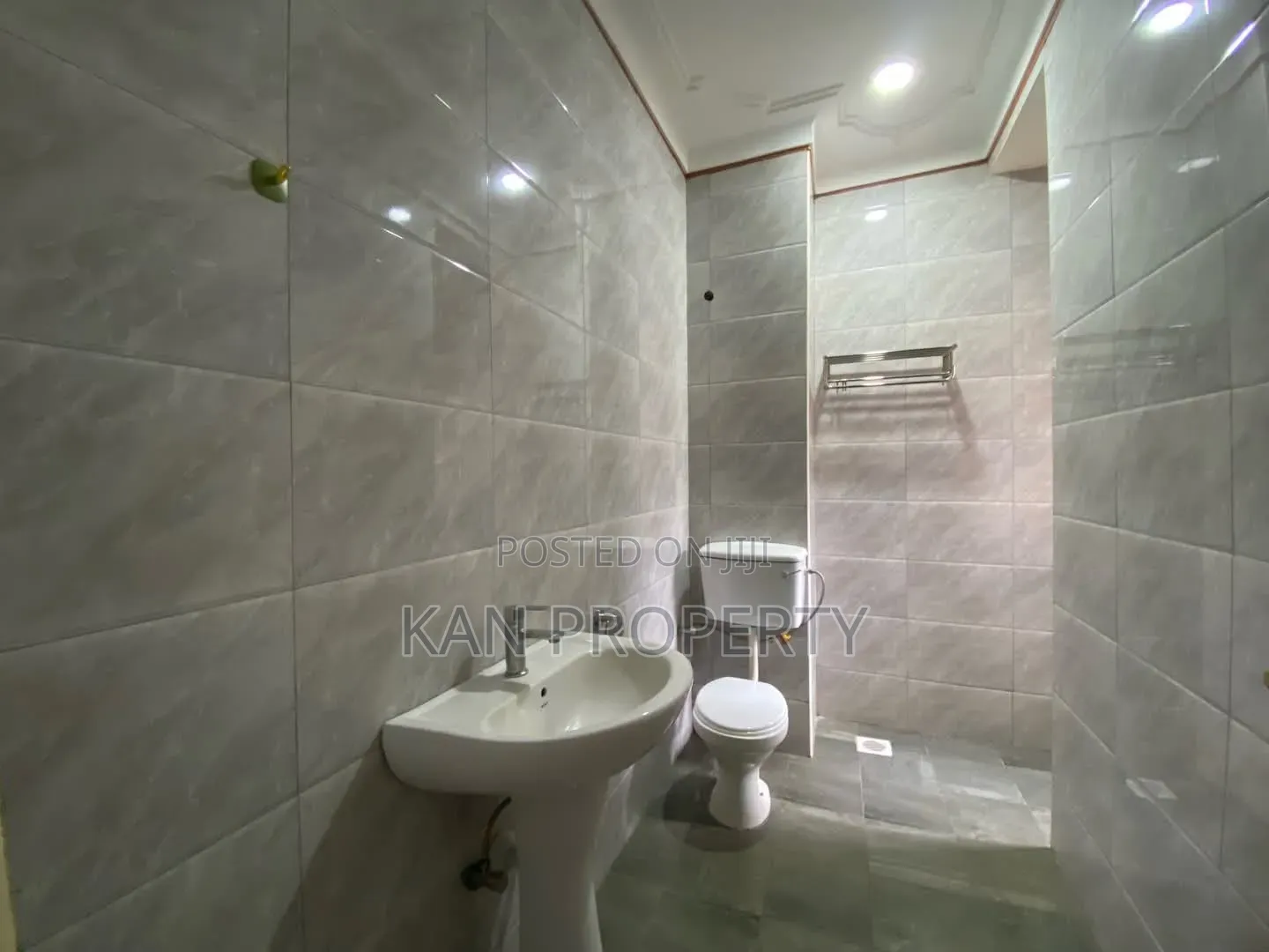 3bdrm Duplex in Muyenga, Central Division for rent