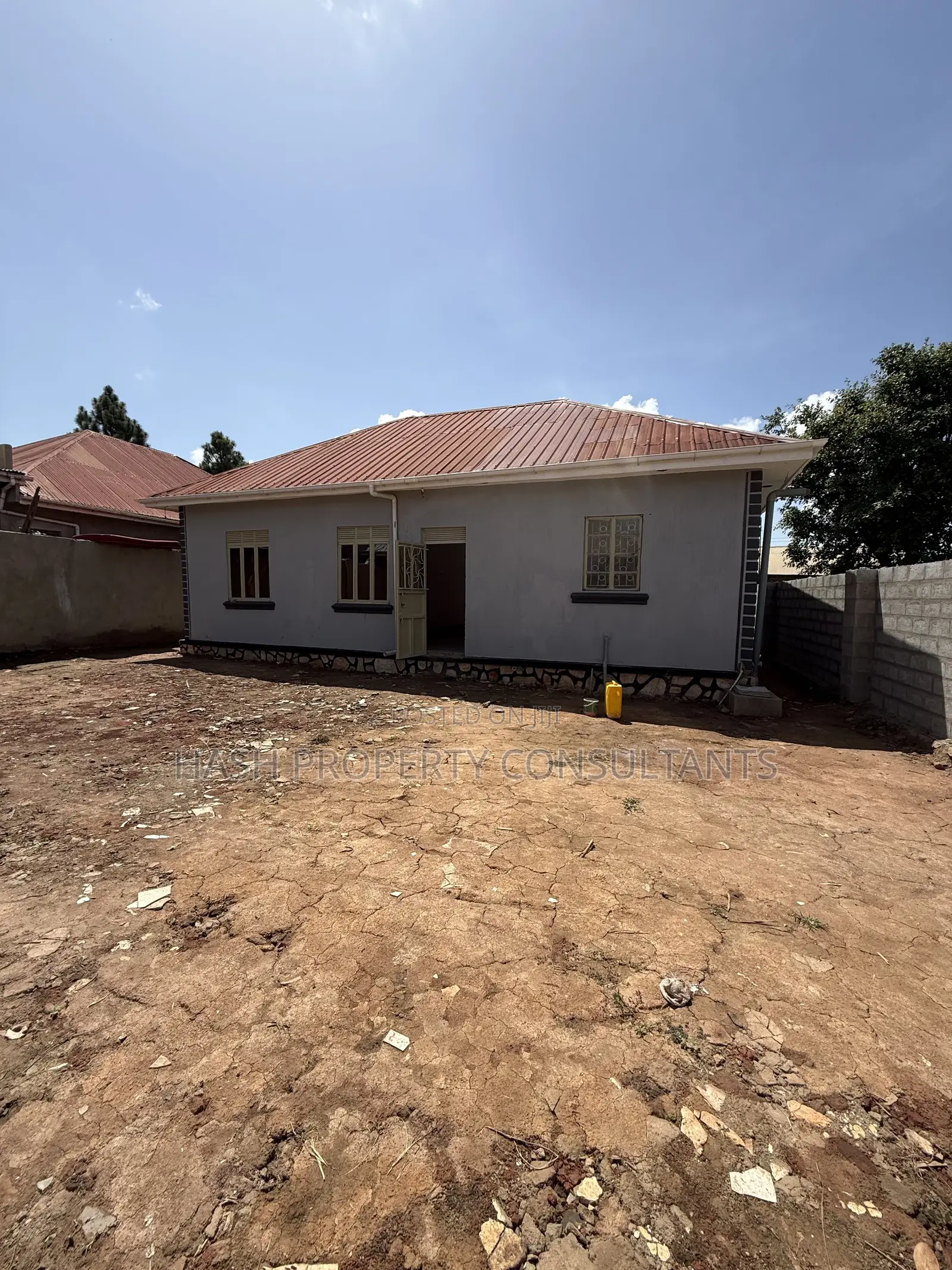 3bdrm House in Busabala, Central Division for sale