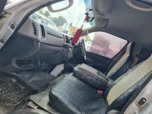 Toyota HiAce 2010 Silver
