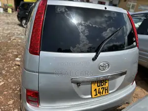 Toyota ISIS 2006 Silver