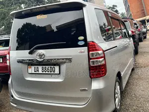 Toyota Noah 2.0 158hp FWD (7 Seater) 2013 Silver