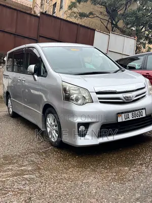 Toyota Noah 2.0 158hp FWD (7 Seater) 2013 Silver