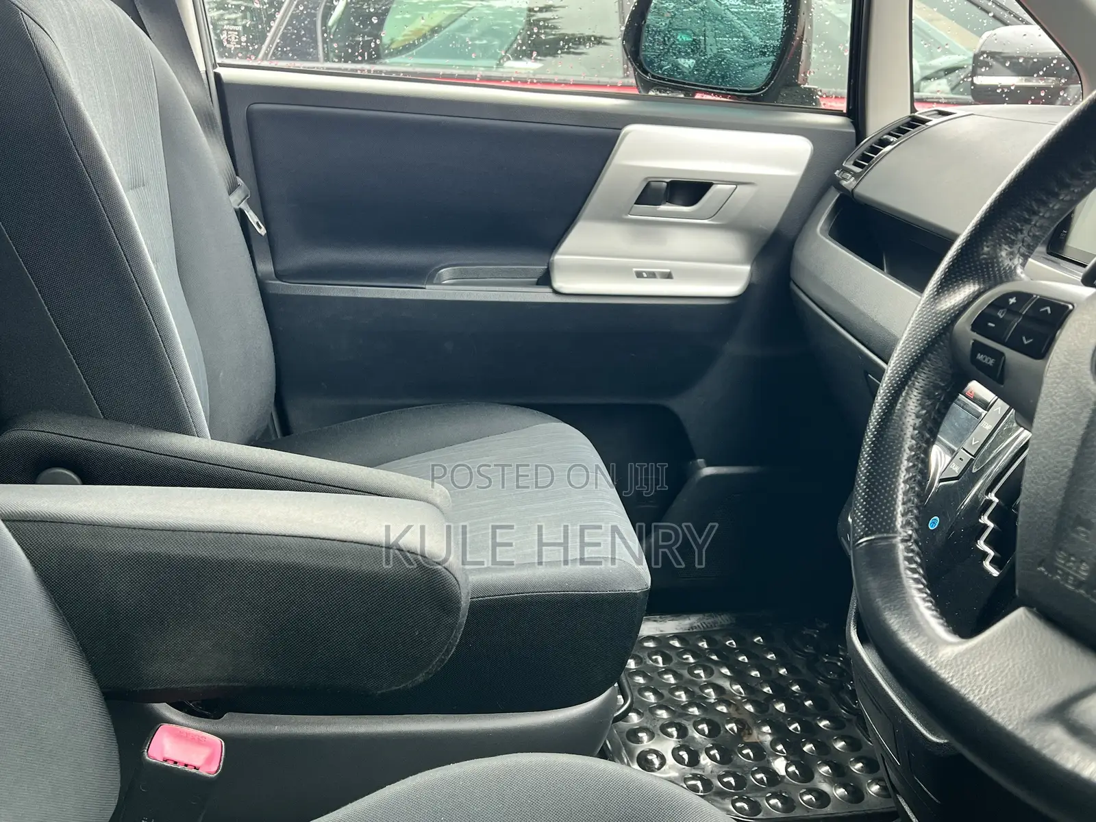 Toyota Noah 2.0 158hp FWD (7 Seater) 2013 Silver