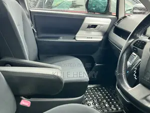 Toyota Noah 2.0 158hp FWD (7 Seater) 2013 Silver