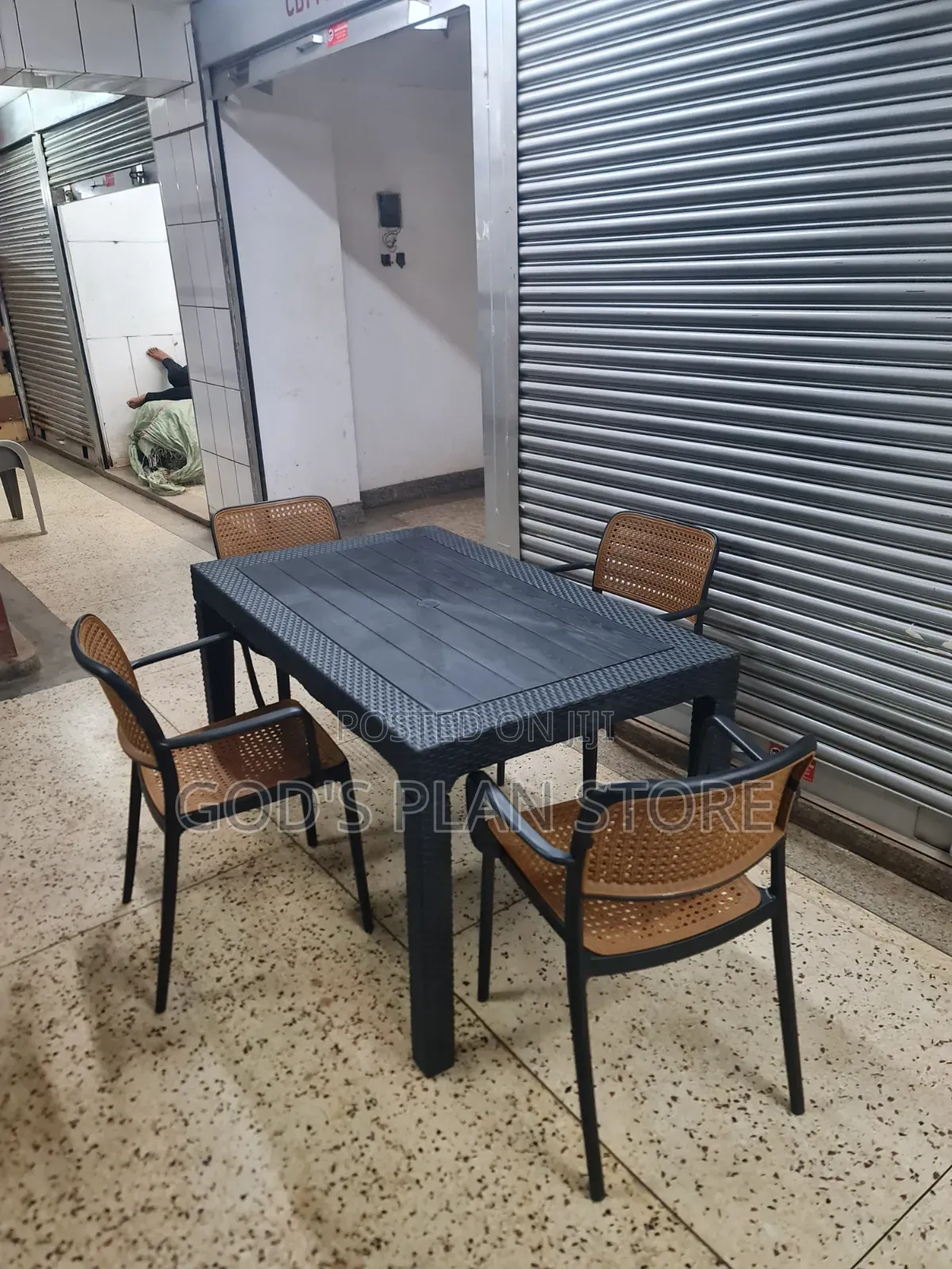 Modern Stylish Plastic Dining Table and Chairs Plastic Table and Chair