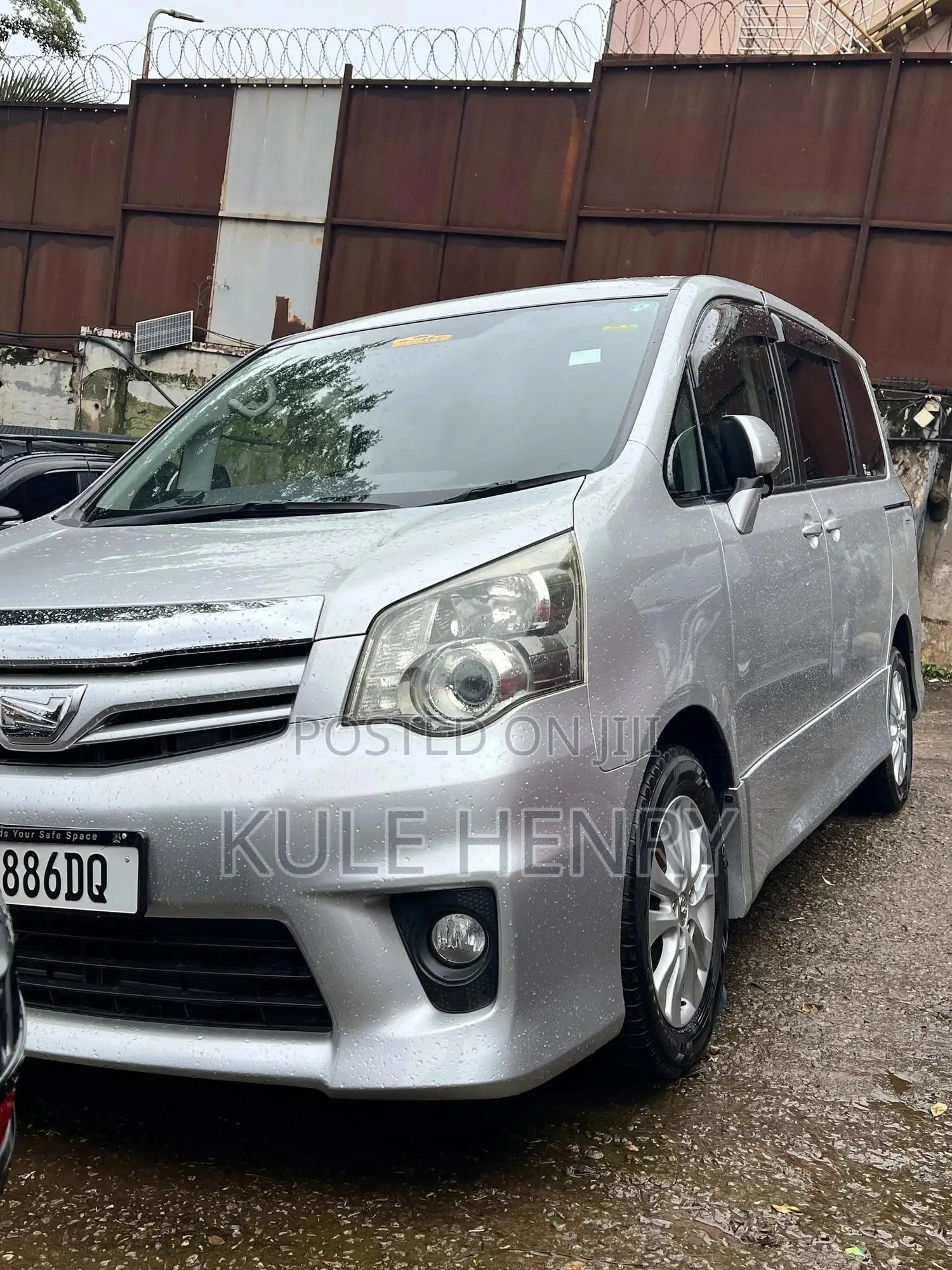 Toyota Noah 2.0 158hp FWD (7 Seater) 2013 Silver