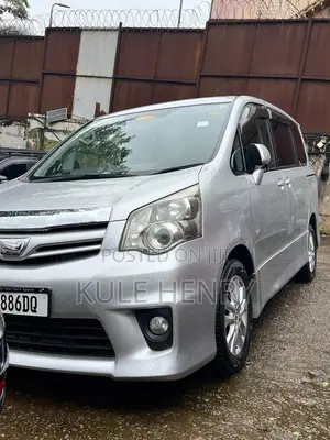 Toyota Noah 2.0 158hp FWD (7 Seater) 2013 Silver