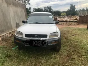 Toyota RAV4 Base 4x4 1996 White