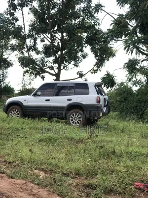 Toyota RAV4 Base 4x4 1996 White