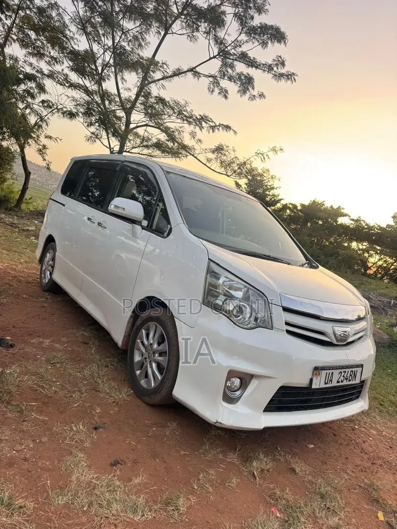 Toyota Noah 2013 White