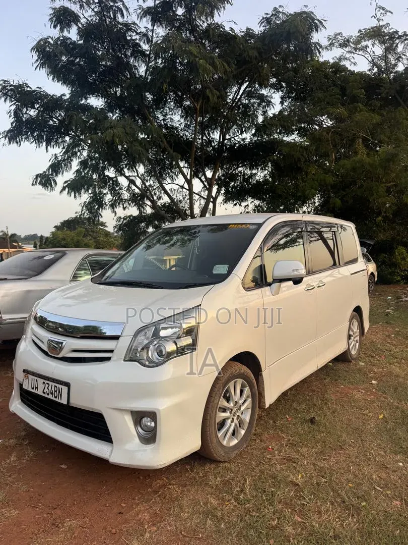 Toyota Noah 2013 White