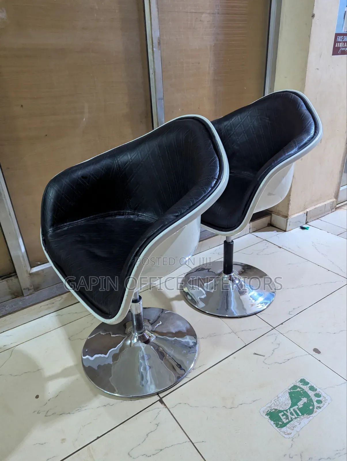 Simple Adjustable Salon Chairs, Price For Each Piece
