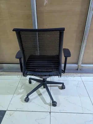Non// Not Adjustable but Movable Office Chair With a Back Mesh