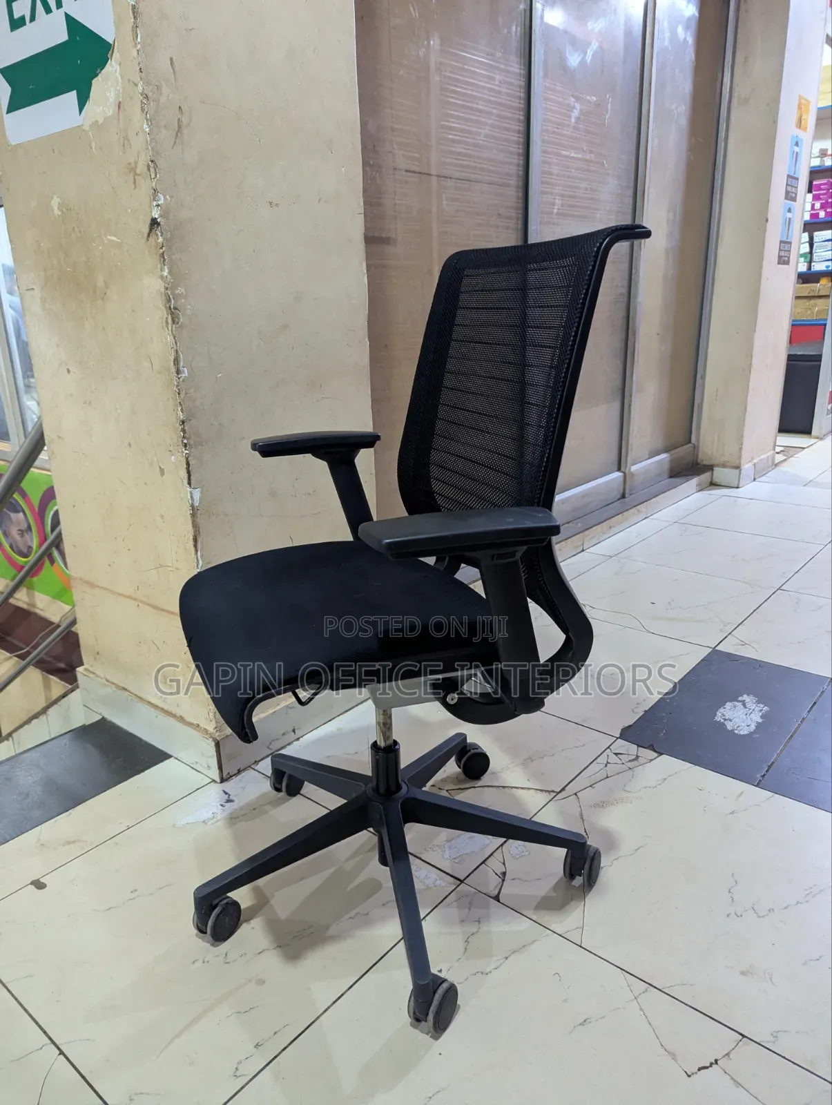 Non// Not Adjustable but Movable Office Chair With a Back Mesh