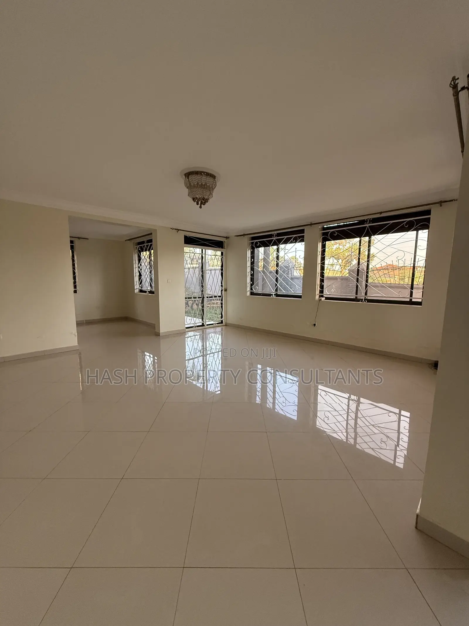 5bdrm House in Muyunyo, Central Division for sale