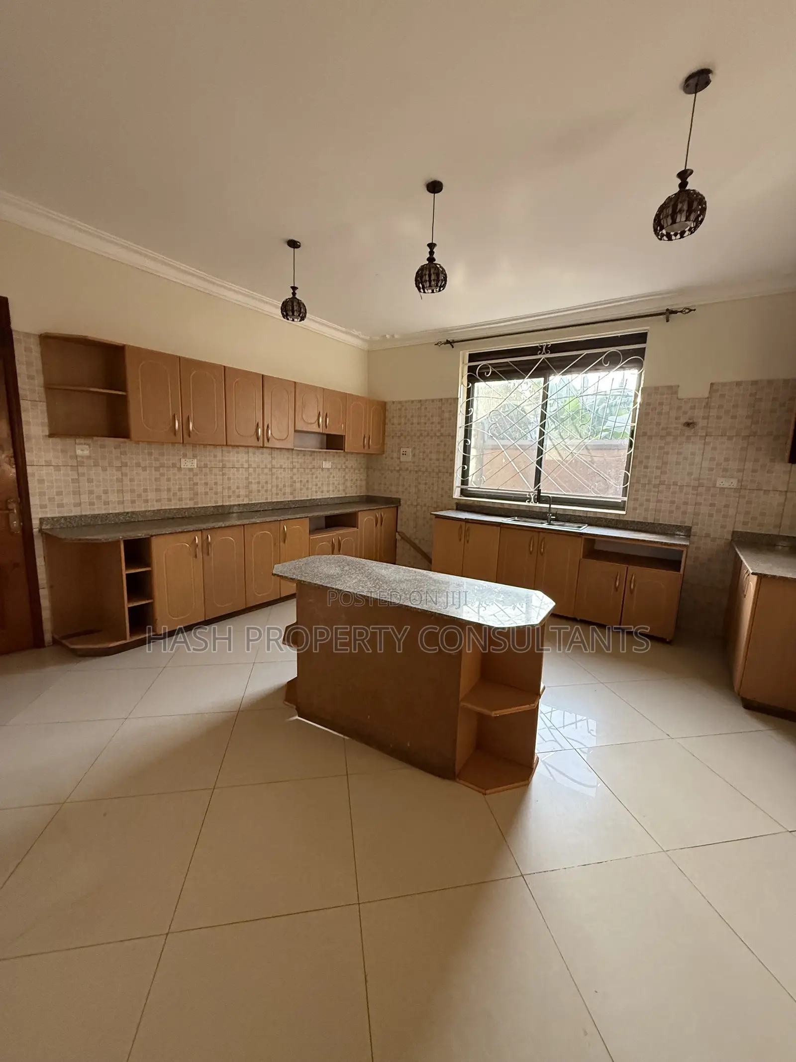 5bdrm House in Muyunyo, Central Division for sale