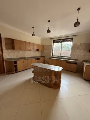 5bdrm House in Muyunyo, Central Division for sale