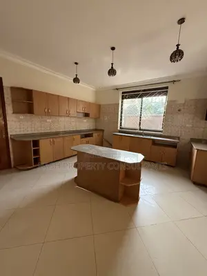 5bdrm House in Muyunyo, Central Division for sale