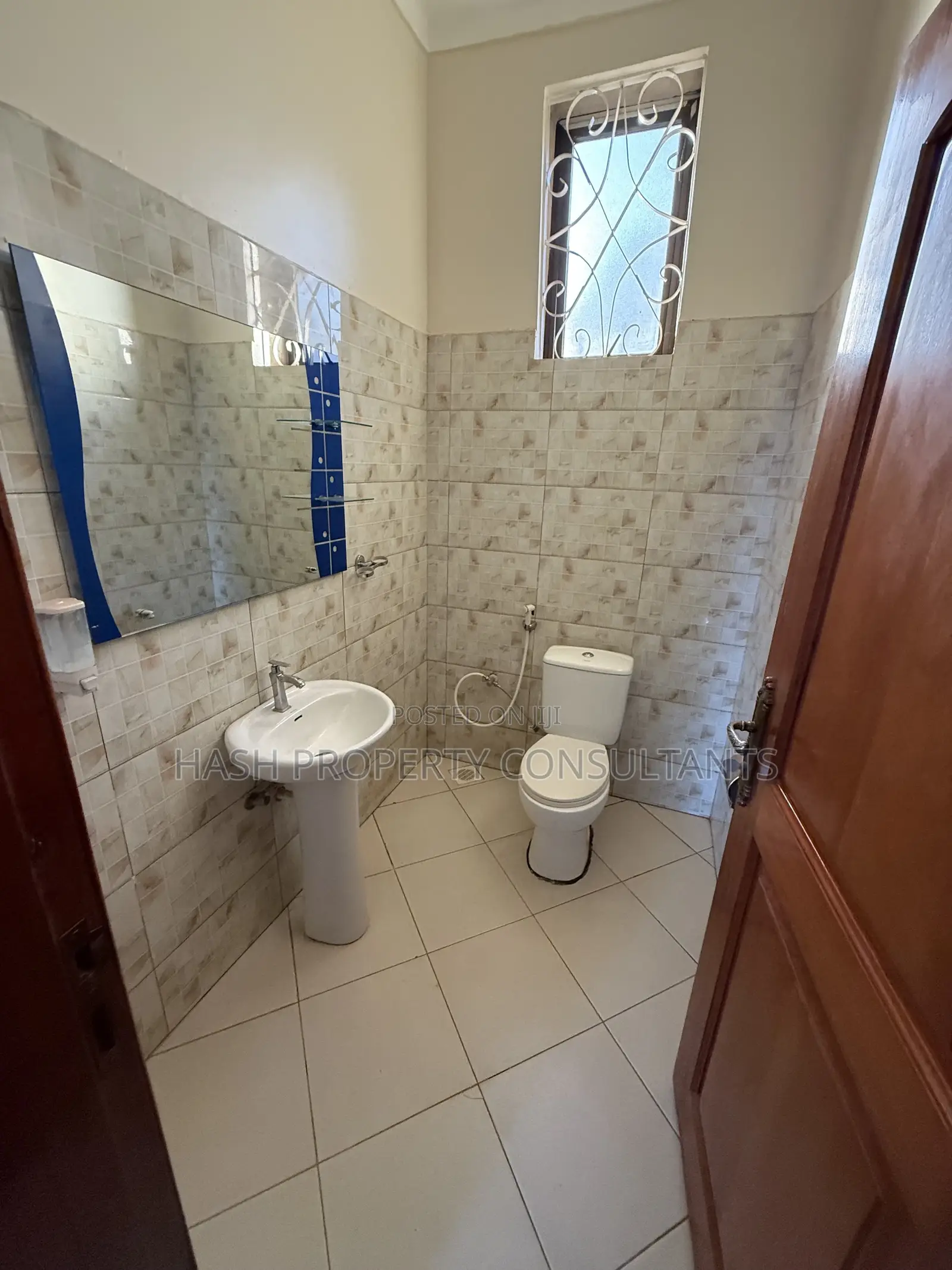 5bdrm House in Muyunyo, Central Division for sale