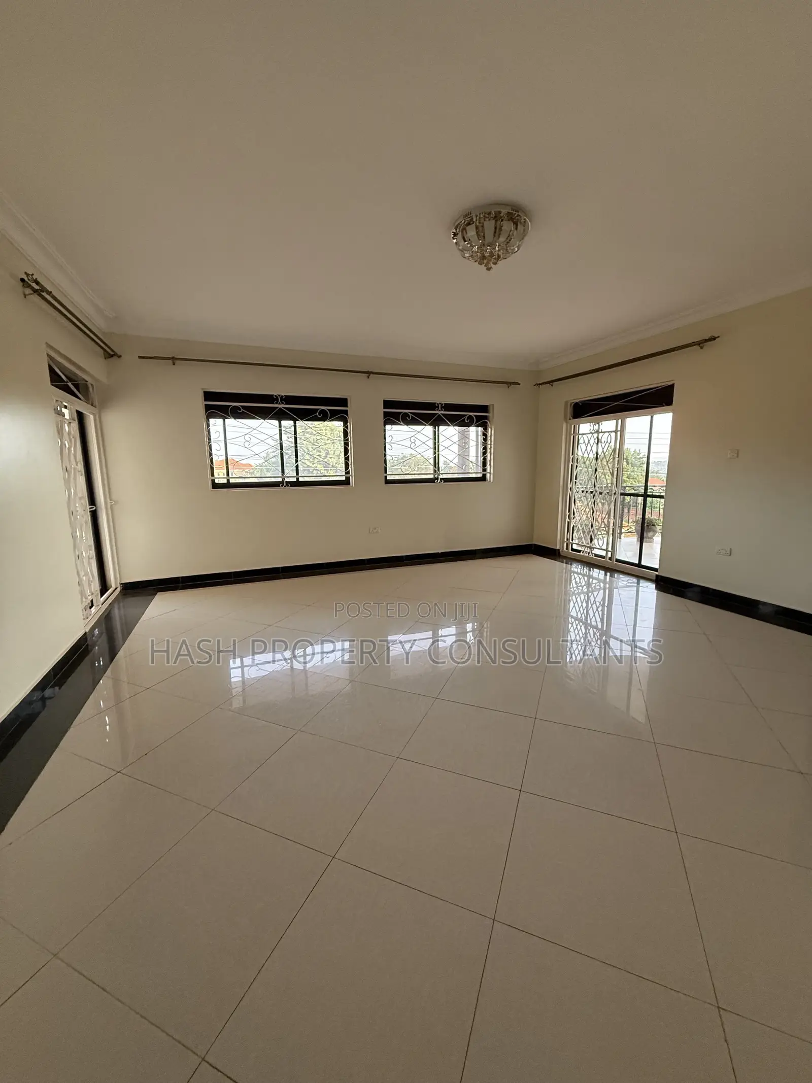 5bdrm House in Muyunyo, Central Division for sale