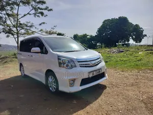 Toyota Noah 2012 White