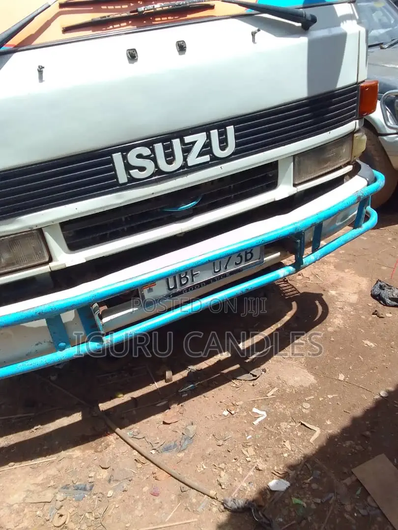 Isuzu Fuso Fighter Truck 1995 White