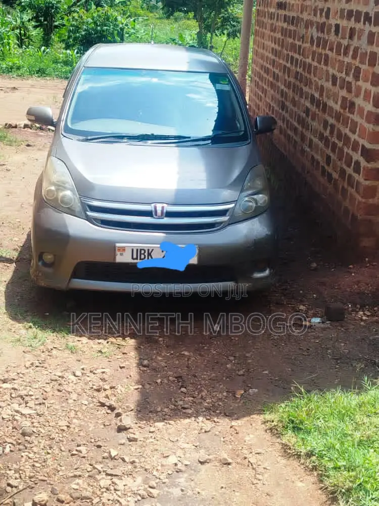 Toyota ISIS 2009 Gray