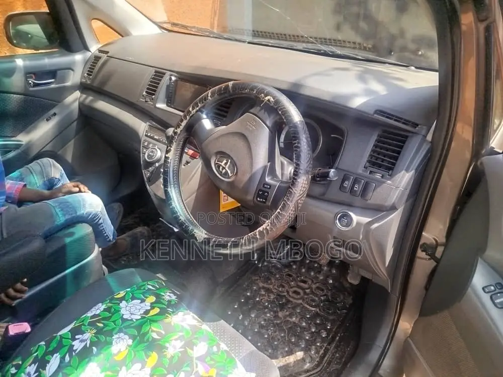 Toyota ISIS 2009 Gray