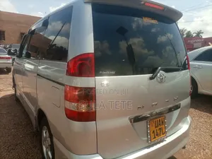 Toyota Noah 2.0 AWD (8 Seater) 2004 Silver
