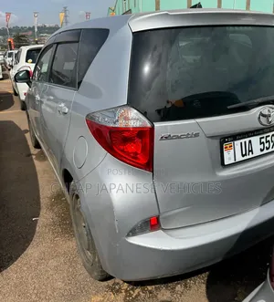 Toyota Ractis 1.5 FWD 2012 Silver