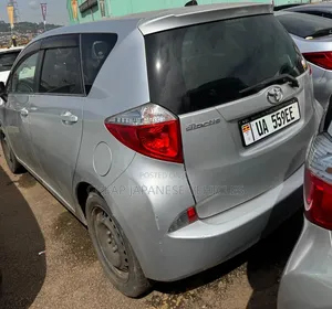 Toyota Ractis 1.5 FWD 2012 Silver